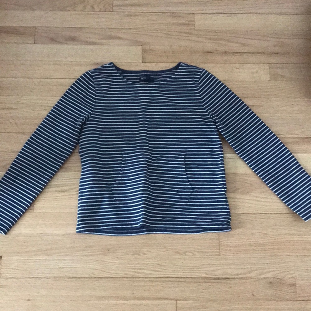 White and navy long sleeve Gap shirt